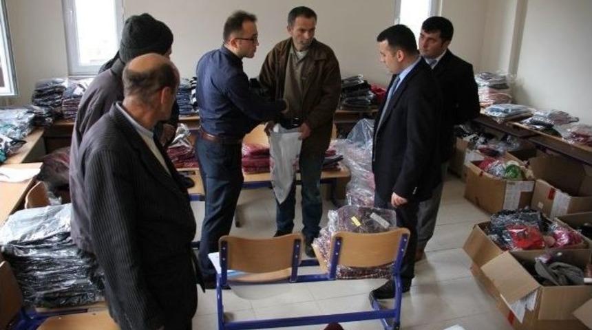 G&uuml;ce İl&ccedil;esinde Dar Gelirli Ailelere Giyim Yardımı