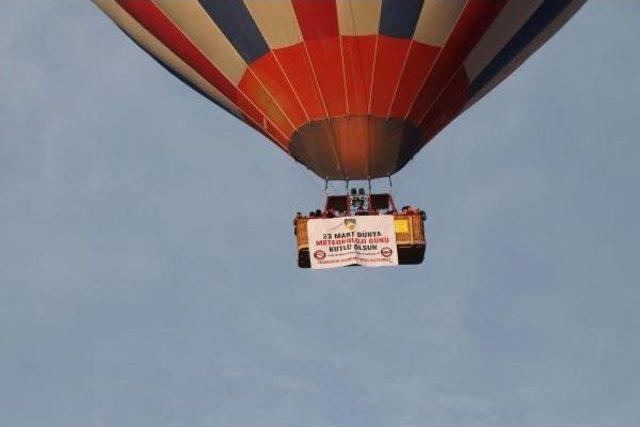 Kapadokya'da Balonlarda 'havacılık Tazminatımızı İstiyoruz' Pankartı