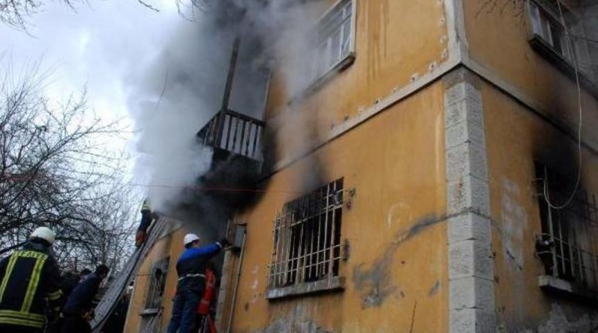 Kastamonu'da 5 Iraklı'nın Yaşadığı Evde Yangın: 4 Yaralı