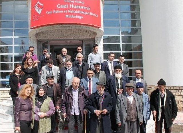 Elazığ’da Halk Sağlığı Çalışanları Yaşlıları Ziyaret Edip, Hediye Verdi