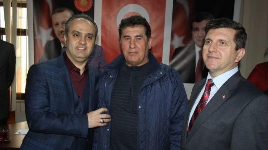 İneg&ouml;l&rsquo;de Ak Parti&rsquo;ye &Uuml;ye Olan 50 Kişiye Rozet Takıldı