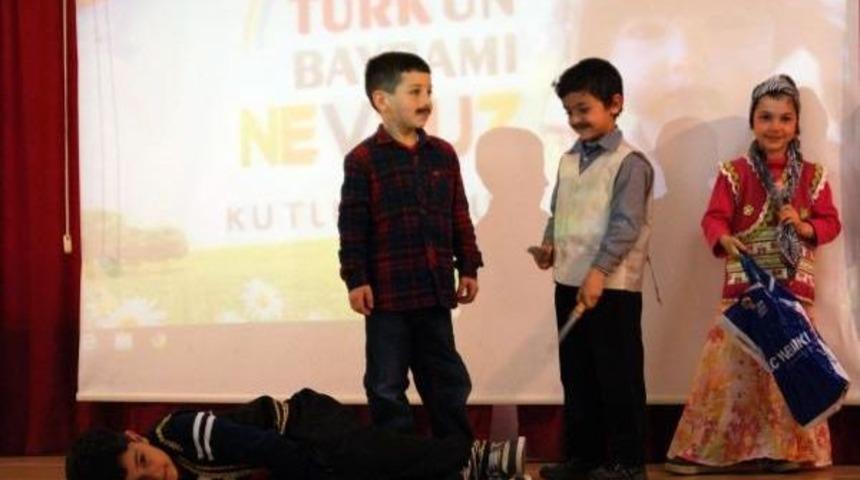 İlkokul &Ccedil;ocuklarından Sahnede Bı&ccedil;aklı Ve  Kurbanlı Nevruz