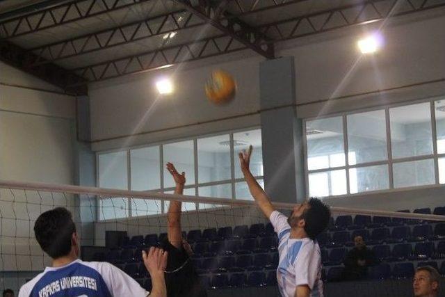 Karsiad Akademi Voleybol Turnuvası Devam Ediyor