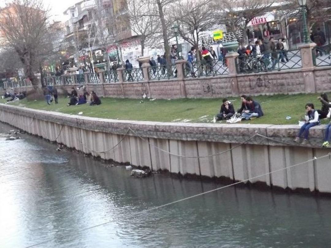 Gen&ccedil;ler Porsuk Kıyısına Taştı