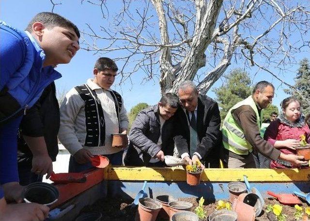 Down Sendromlu Çocukların Çiçekleri Botanik Bahçesinde Büyüyecek