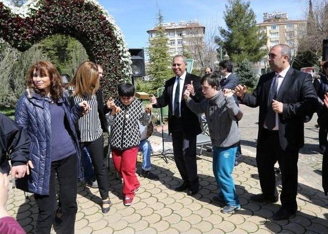 Down Sendromlu Çocukların Çiçekleri Botanik Bahçesinde Büyüyecek