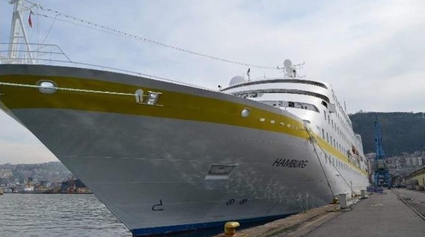 Bu Yılın İlk Kruvaziyer Gemisi Limana Demir Attı