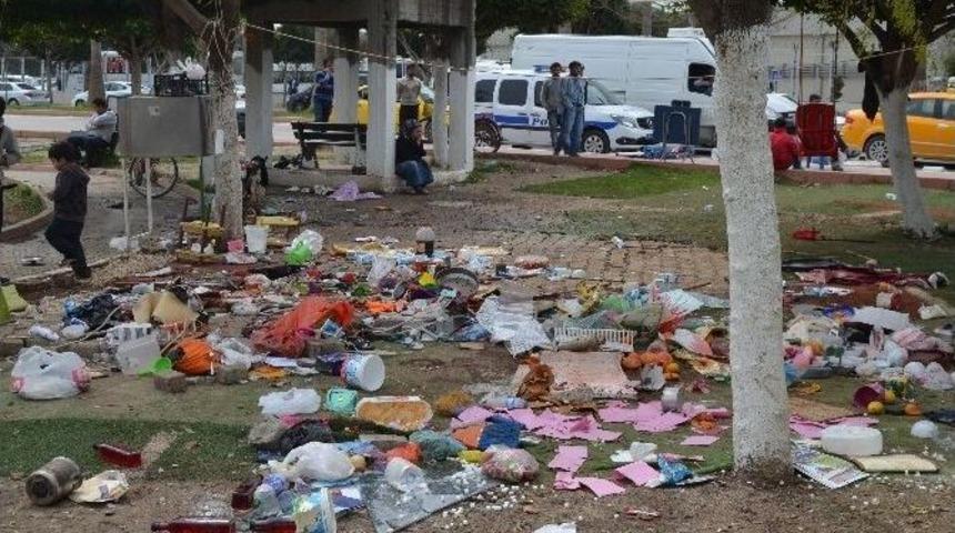 Adana&rsquo;da Zabıtayla Seyyar Satıcılar Arasında Gerginlik