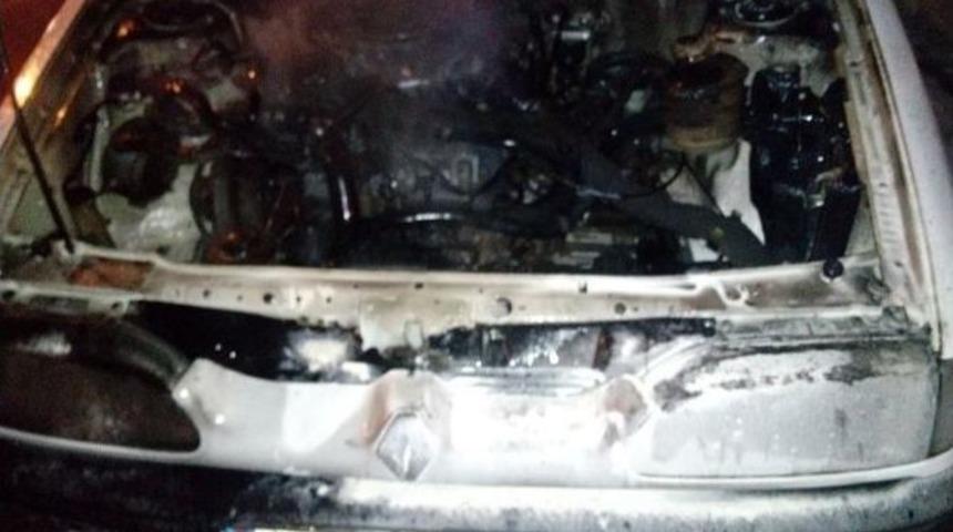 İtfaiye Ekiplerinin Anında M&uuml;dahalesi, Yanan Aracı K&uuml;l Olmaktan Kurtardı