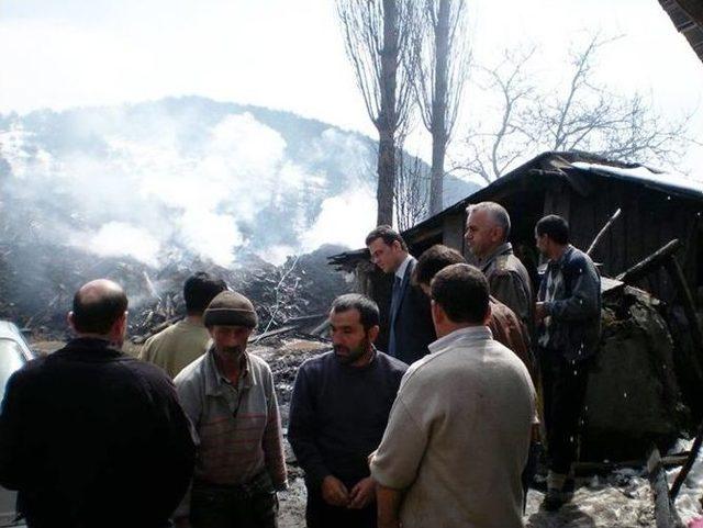 Kaymakam Gürsoy’dan Evi Yanan Ailelere Ziyaret