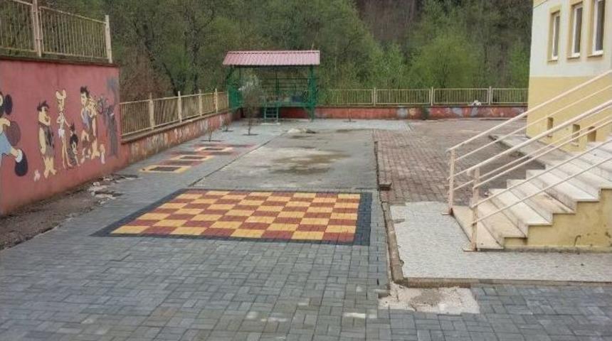 Tırıllar İlkokulu&rsquo;na &Ccedil;evre D&uuml;zenlemesi Ve Spor Alanları Yapılıyor