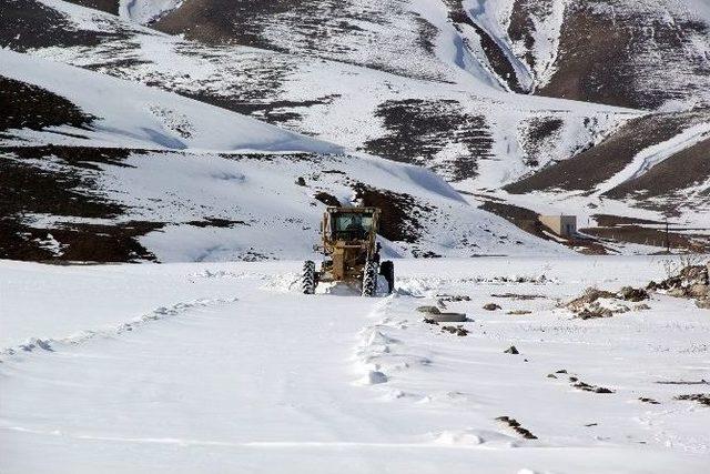 Çaldıran’da Yol Açma Çalışması