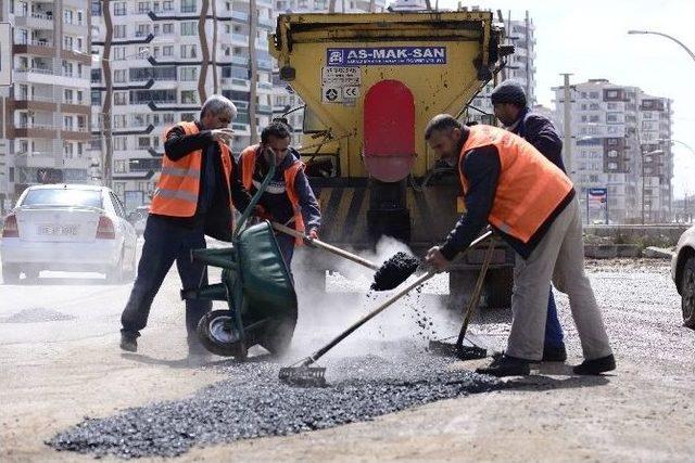 Diyarbakır’da Yolların Bakım Onarımı Sürüyor