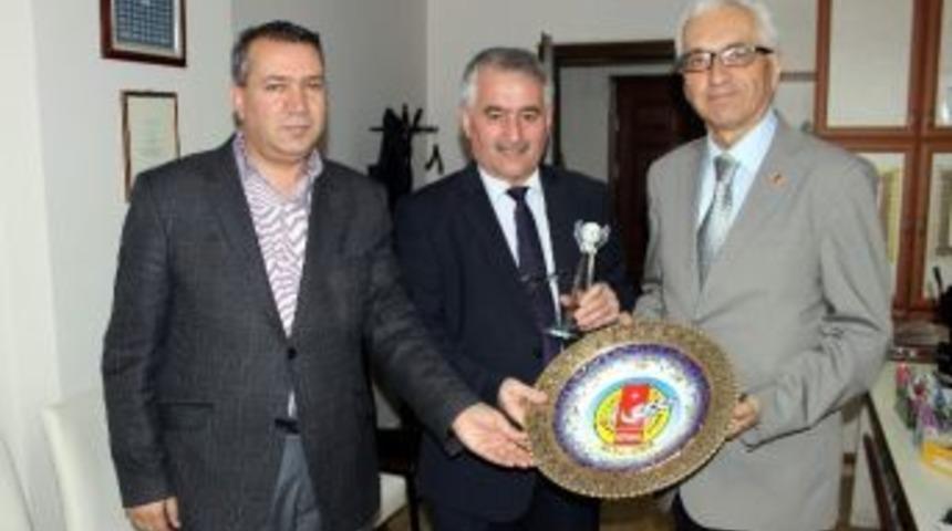 Salih Aytemur&rsquo;a Bir &Ouml;d&uuml;l De Gazeteciler Cemiyeti&rsquo;nden