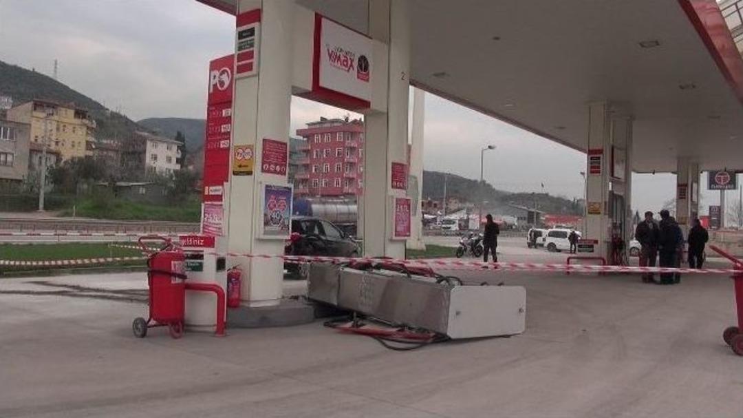 Kontrolden &Ccedil;ıkan Ara&ccedil; Petrol İstasyonuna Girdi