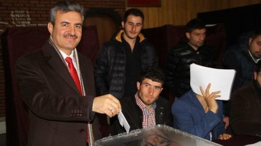 Ardahan&rsquo;da Stk&rsquo;lar Ak Parti&rsquo;nin Temay&uuml;l Yoklamasında Oy Kullandı