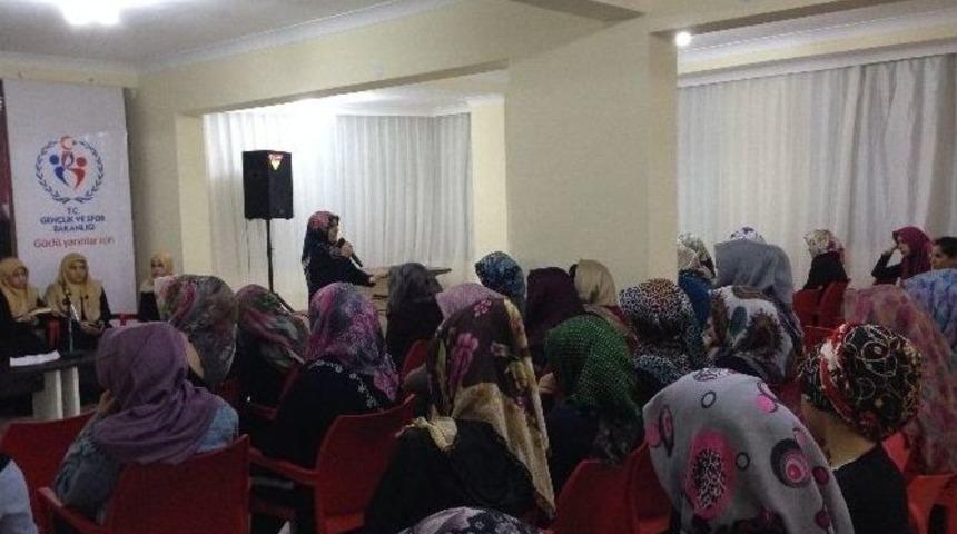 Şadiye Yılmaz&rsquo;dan Kız &Ouml;ğrenci Yurdu&rsquo;nda Konfrens