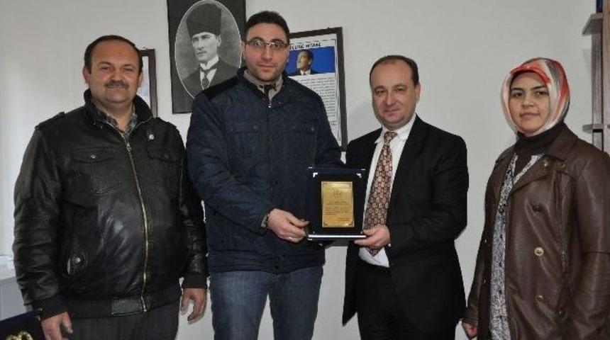 12 Eyl&uuml;l Ortaokulu&rsquo;ndan İha Muhabirine Plaket