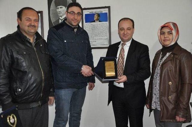 12 Eylül Ortaokulu’ndan İha Muhabirine Plaket