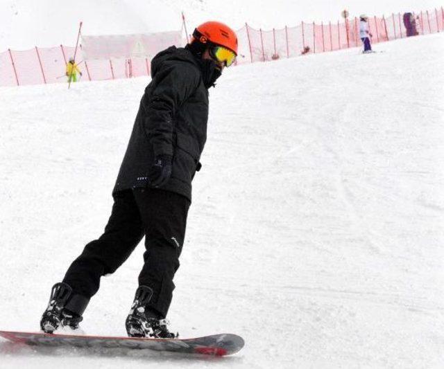 Gökhan Tepe Palandöken'de Snowboard Yaptı