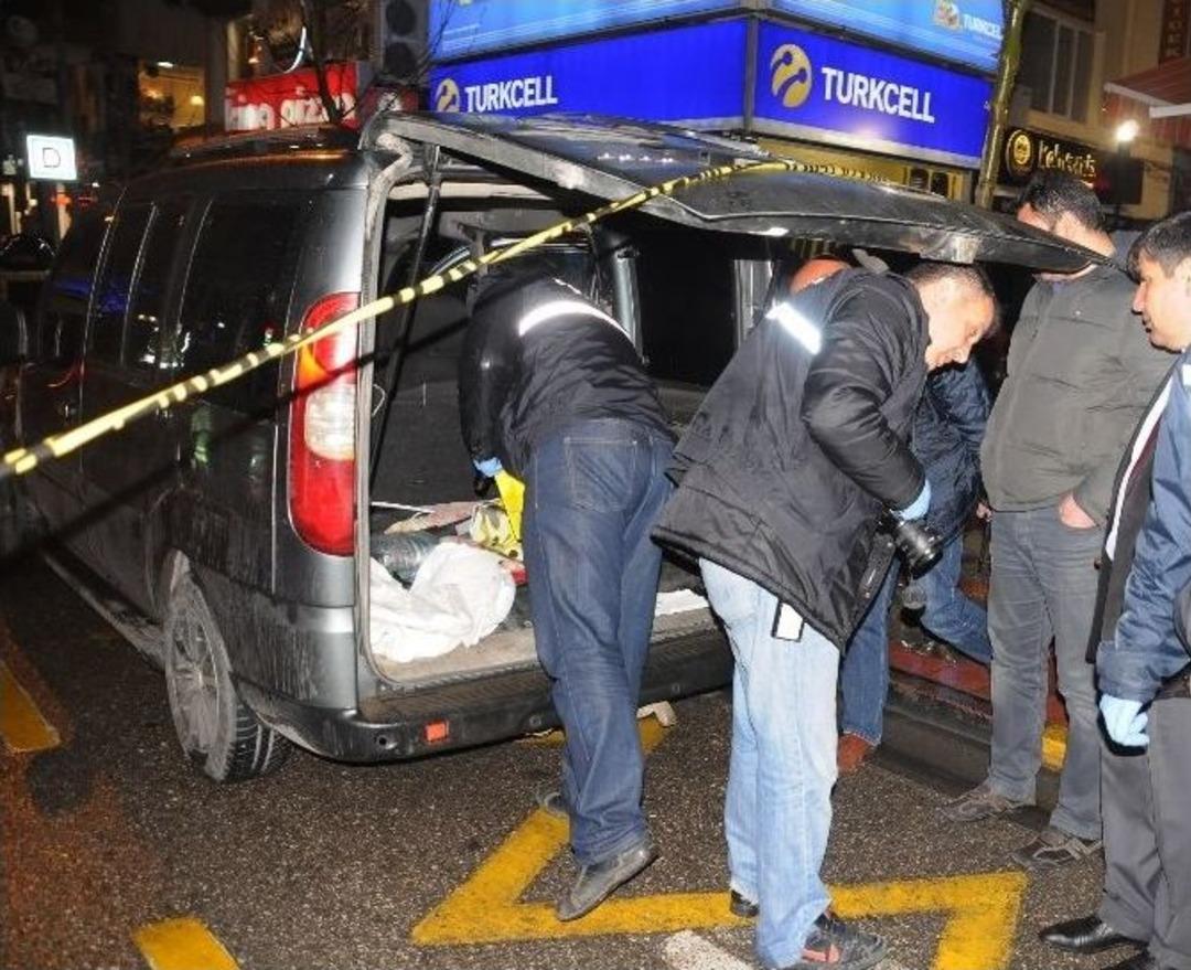 Y&uuml;zlerce Kişinin G&ouml;zleri &Ouml;n&uuml;nde &Ouml;ld&uuml;resiye D&ouml;vd&uuml;ler