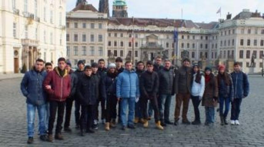 Adanalı &Ouml;ğrencilere Yenilik&ccedil;i Grafik Ve Animasyon Teknikleri Eğitimi