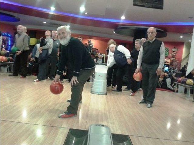 Yaşlılar Bowling Turnuvasında