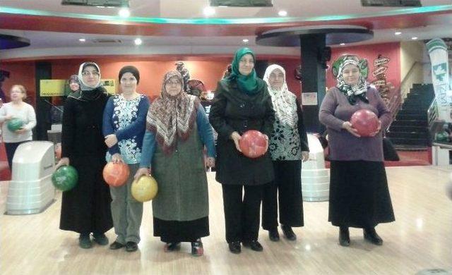 Yaşlılar Bowling Turnuvasında