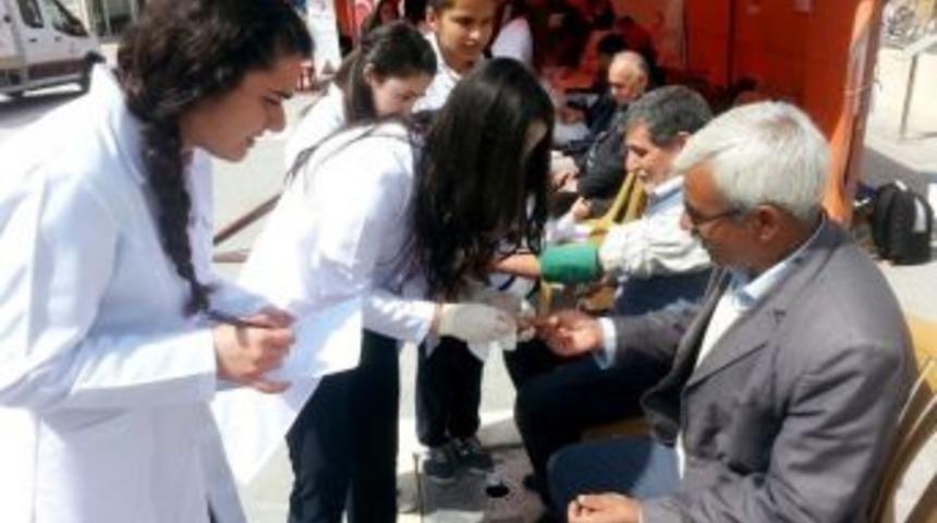 &Ouml;ğrenciler Tansiyon &Ouml;l&ccedil;t&uuml;, Kan Şekeri İ&ccedil;in Test Yaptı