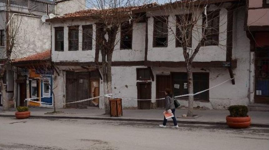 Restorasyon &Ouml;ncesi Tarihi Binanın Etrafına G&uuml;venlik Şeridi &Ccedil;ekildi