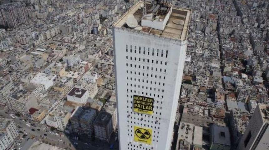 Greenpeace &Uuml;yeleri G&ouml;kdelene 'n&uuml;kleer Pahalıya Patlar' Pankartı Astı