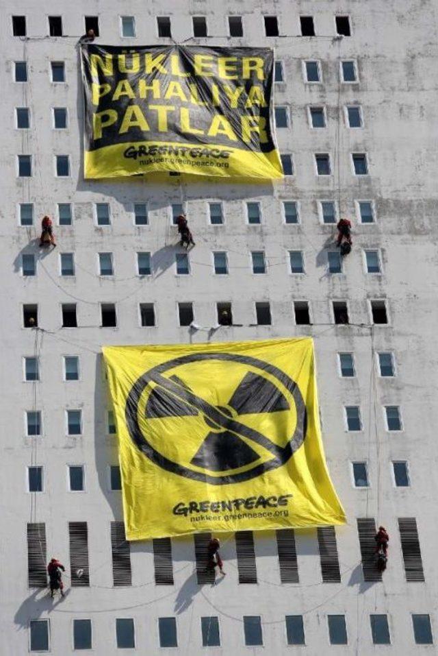 Greenpeace Üyeleri Gökdelene 'nükleer Pahalıya Patlar' Pankartı Astı