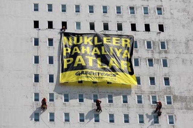 Greenpeace Üyeleri Gökdelene 'nükleer Pahalıya Patlar' Pankartı Astı