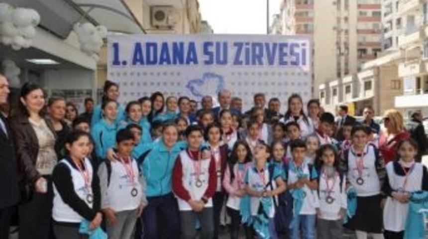 &Ccedil;ocuklar Sırt &Ccedil;antalarında Su Taşıdı