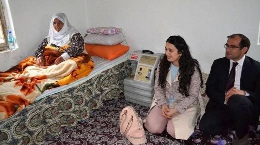 Kaymakam Ayca Ve Eşi Yaşlıları Evlerinde Ziyaret Etti