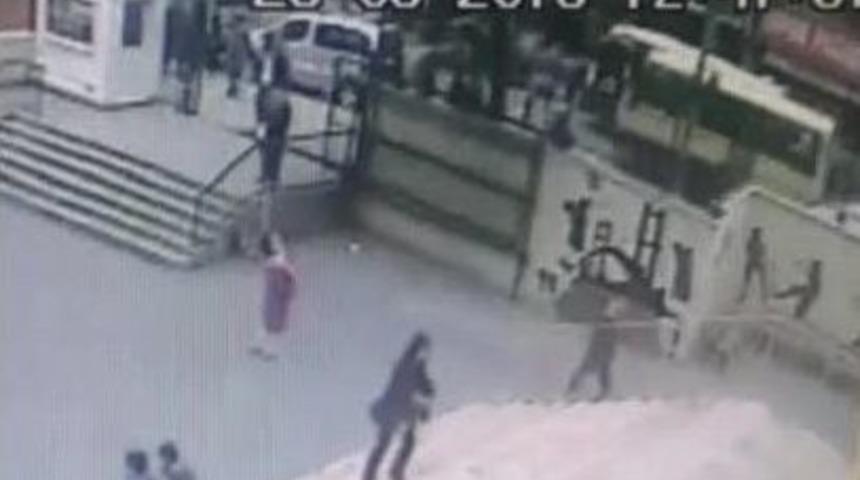 Yolcu Minib&uuml;s&uuml;n&uuml;n İlkokul &Ouml;ğrencisini Ezmesi, G&uuml;venlik Kameralarına Yansıdı