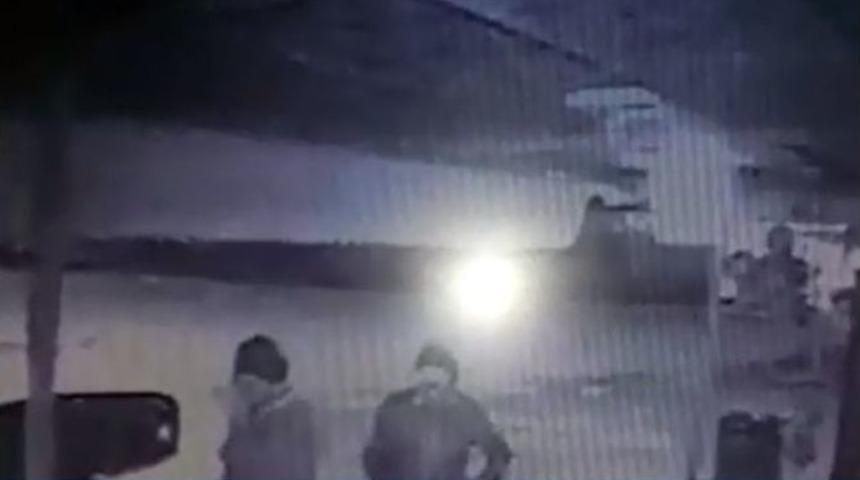 Derbi Ma&ccedil;ları Sırasında D&uuml;kkanları Soyanları Yanmayan Tek Far Ele Verdi