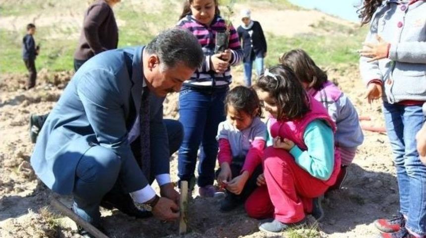 Başkan Tuna, &Ouml;ğrencilerle Fidan Dikti