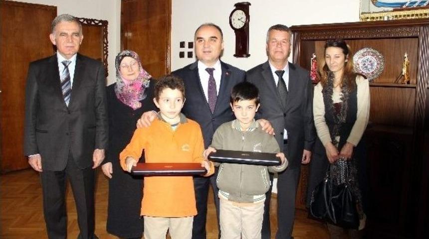 Başbakan Davutoğlu, Çocuklara Verdiği Bilgisayar Sözünü Yerine Getirdi