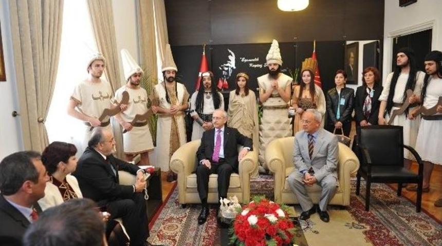 Hattuşa Kıyafetli &Ouml;ğrenciler Kılı&ccedil;daroğlu&rsquo;nu Ziyaret Etti