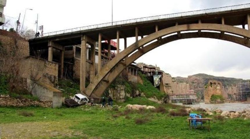 Hasankeyf K&ouml;pr&uuml;s&uuml;'nden U&ccedil;an Kamyonette 4 Kişi Yaralandı