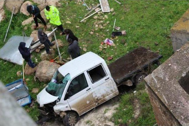 Hasankeyf Köprüsü'nden Uçan Kamyonette 4 Kişi Yaralandı