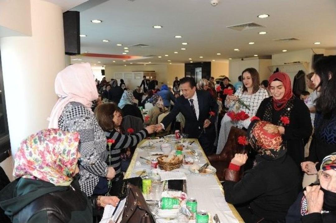 Evlilikte 40 Yılı Geride Bırakan &Ccedil;iftler Yemekte Buluştu