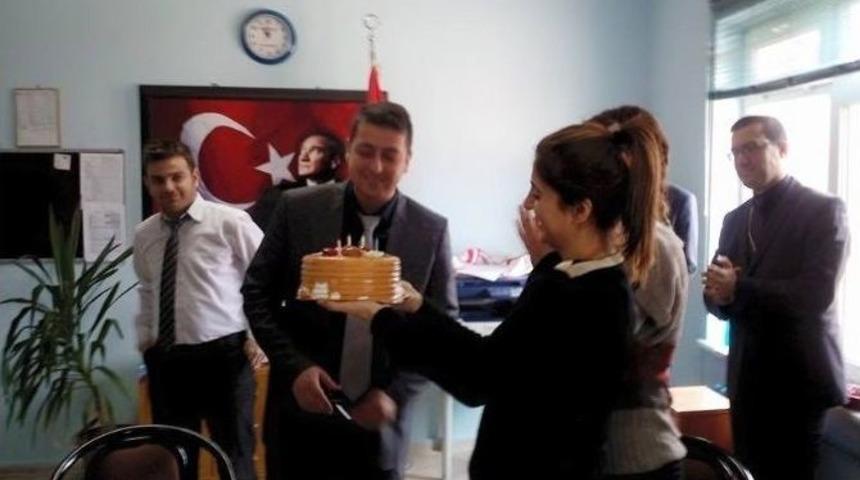 Erhan &Ouml;ğretmene Okulda Doğum G&uuml;n&uuml; S&uuml;rprizi