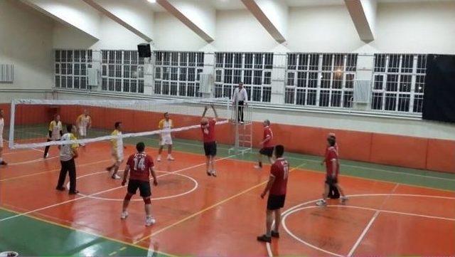 Afyonkarahisar Öğretmenevi’nde Voleybol Turnuvası Başladı