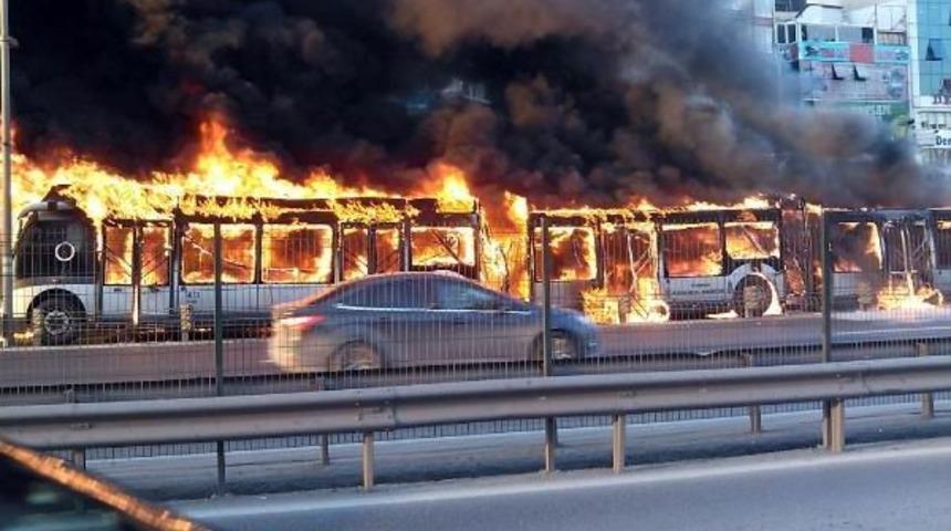 Şirinevler'de Metrob&uuml;s Alev Alev Yandı