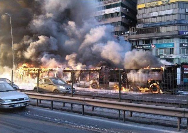 Şirinevler'de Metrobüs Alev Alev Yandı