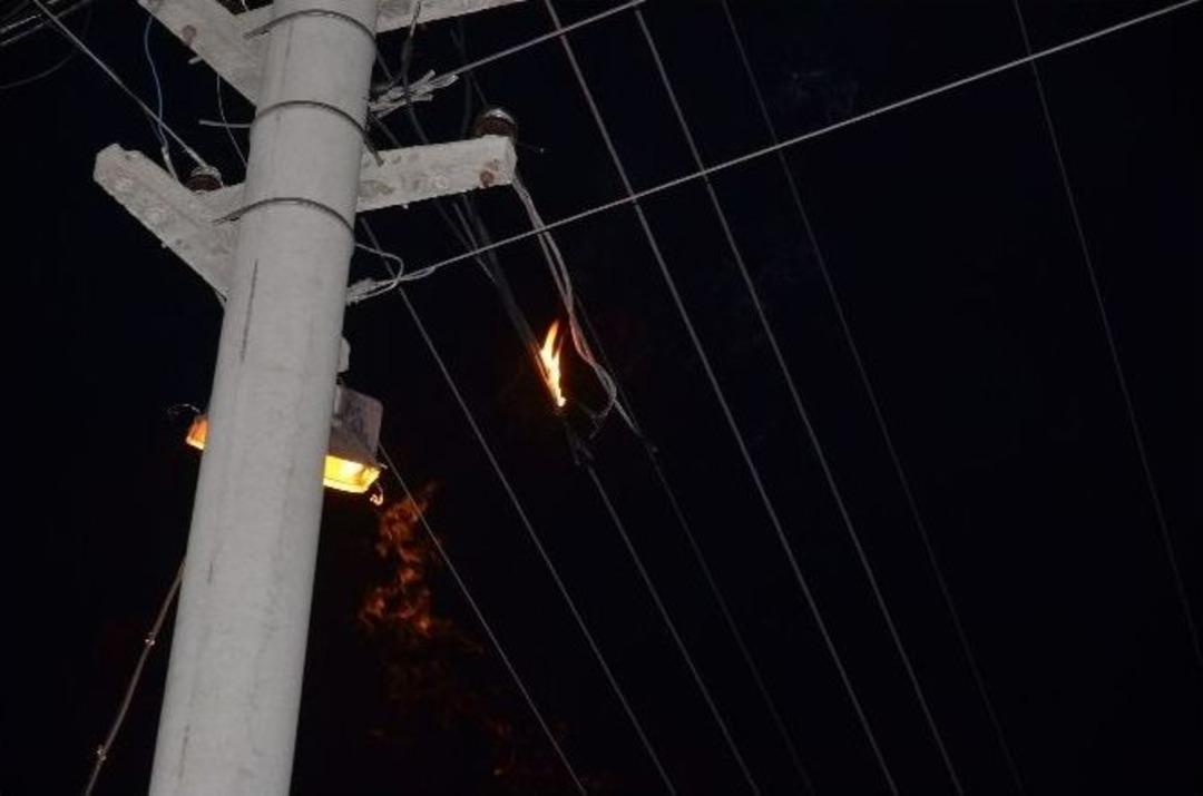 Alev Alan Elektrik Telleri Az Daha &Ouml;l&uuml;me Yol A&ccedil;ıyordu