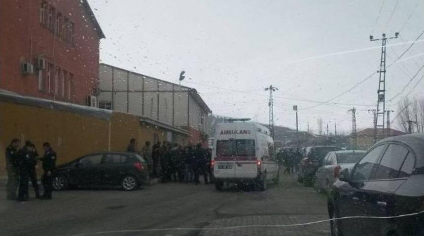 İki Aile Arasında Bı&ccedil;aklı Kavga: 1 &Ouml;l&uuml;, 6 Yaralı