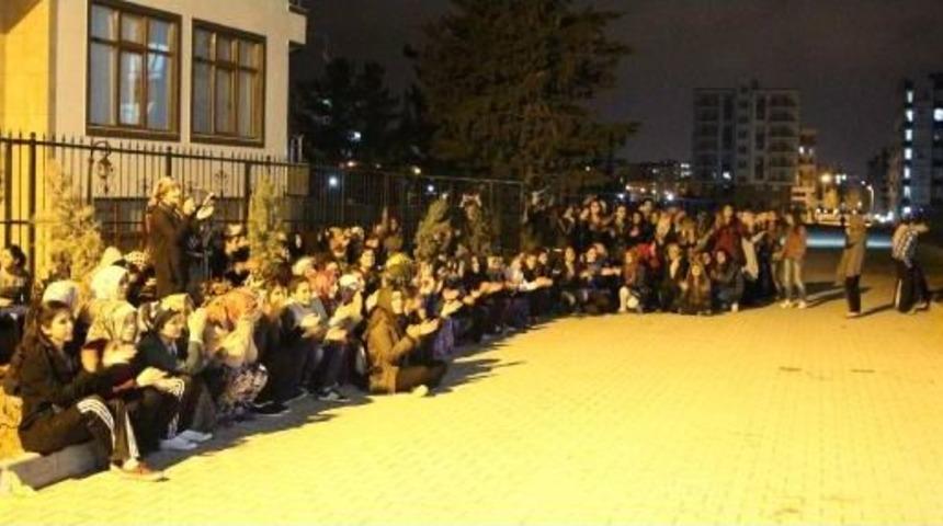 Şanlıurfa'da &Uuml;niversiteli Kızlar, Yurt Protestosunu S&uuml;rd&uuml;rd&uuml;